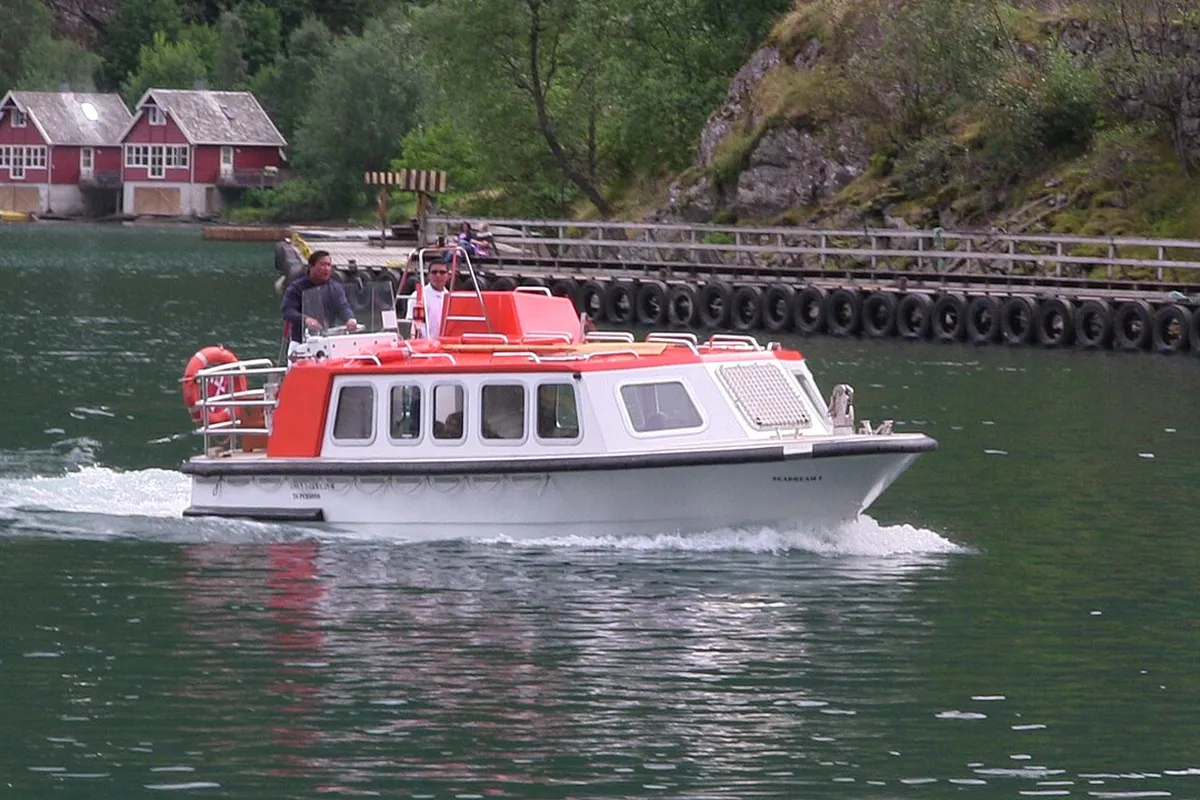 Tender de navio de cruzeiro levando passageiros até o cais em Flåm, na Noruega