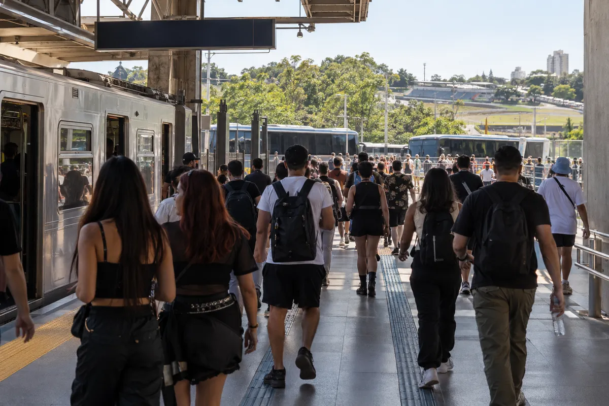 Público chega de trem a um festival perto de Interlagos