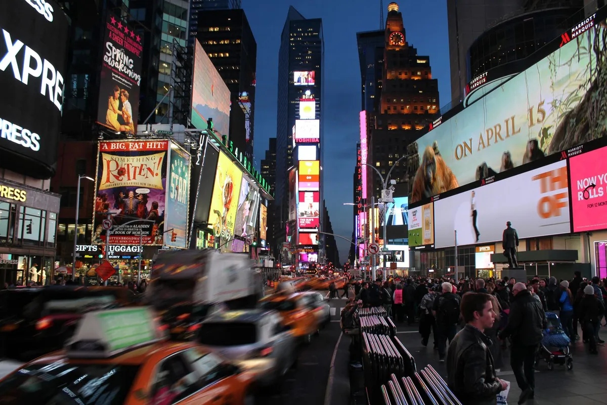 Times Square à noite, no coração do Theater District de Nova York