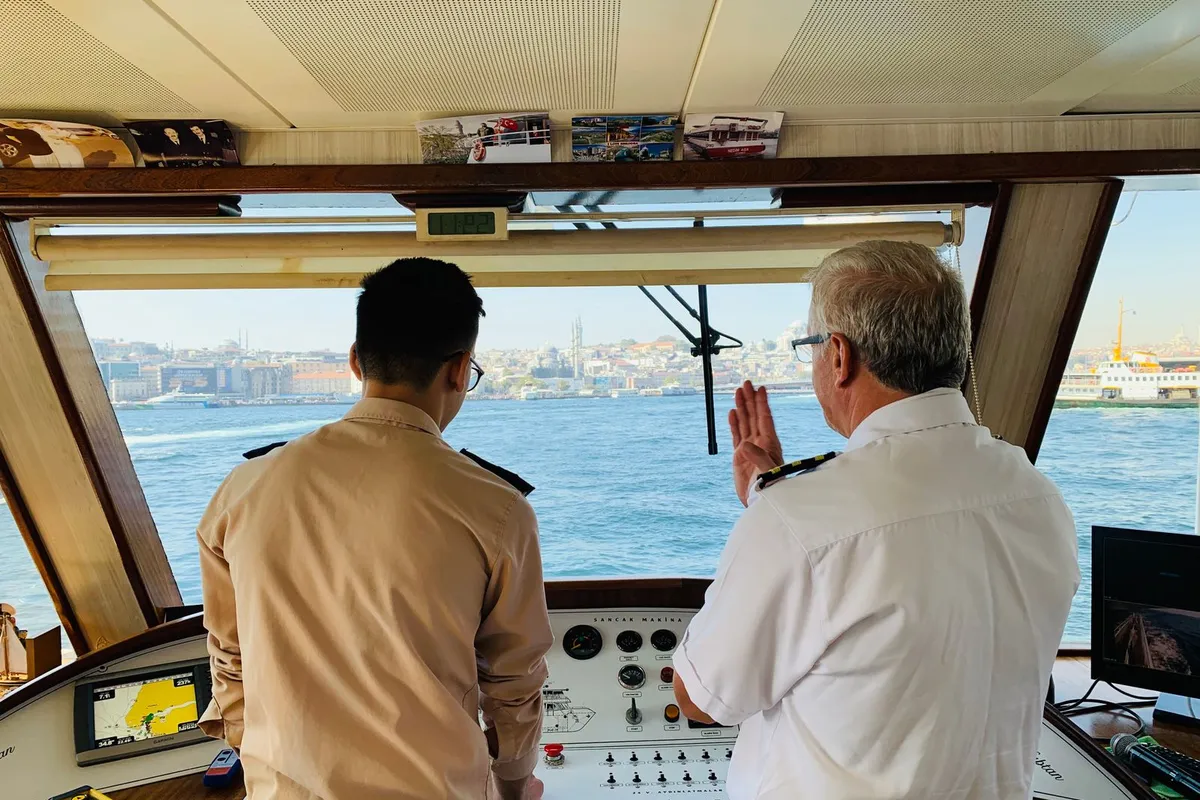 Oficial treinando tripulante na ponte de comando de um navio