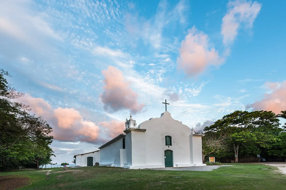 Quadrado de Trancoso, com a igreja e as casinhas coloridas, na Bahia