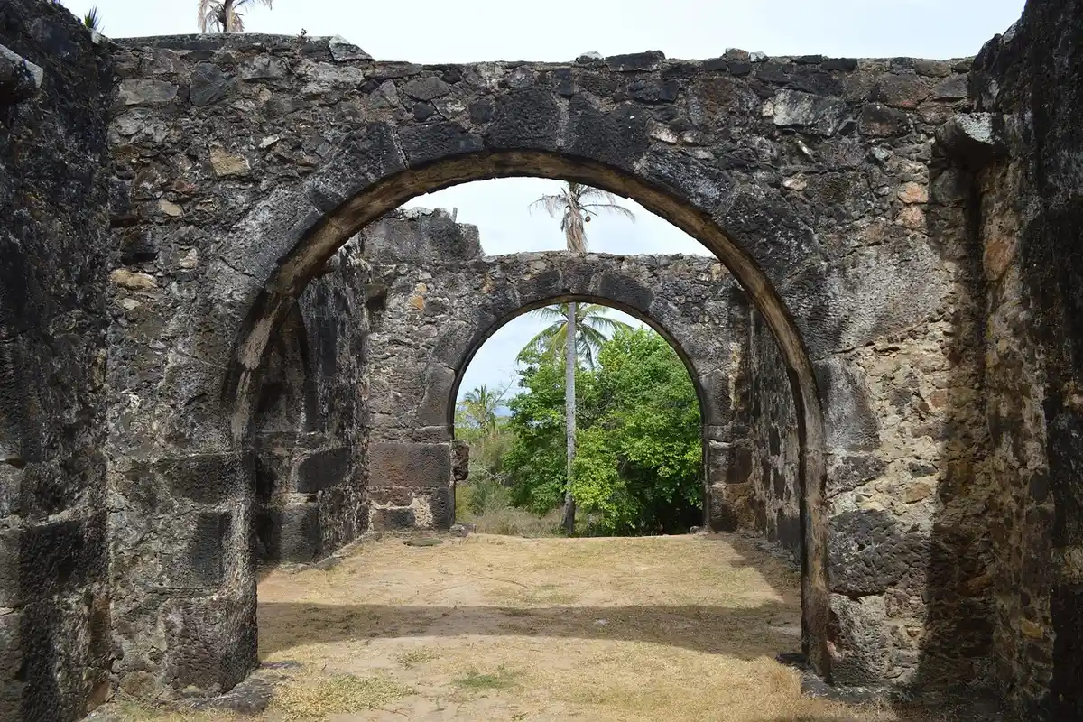 Arcadas do Castelo Garcia d'Ávila, na Praia do Forte, Bahia