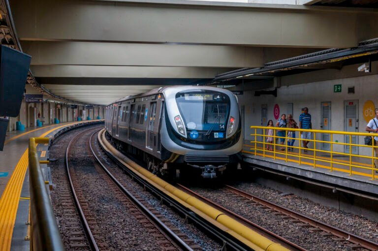 Como voltar do bloco e do desfile: Uber, metrô e a dispersão no Carnaval 2027 (Rio, SP, Salvador, Recife)