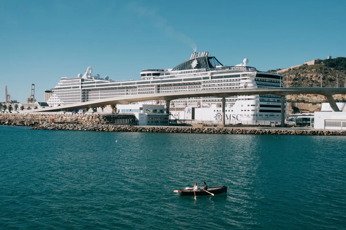 Navio de cruzeiro atracado em porto do Mediterrâneo