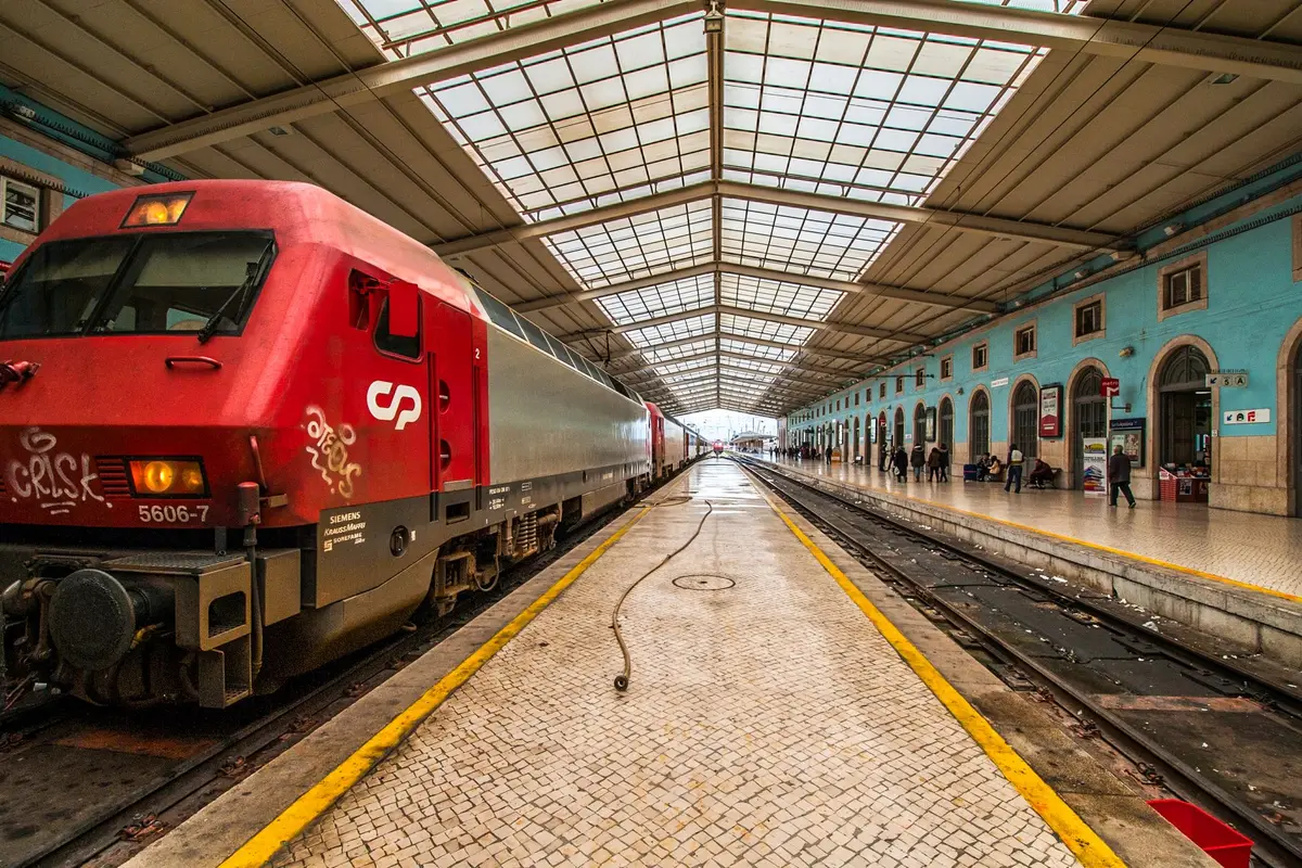 Trem da CP em estação de Lisboa
