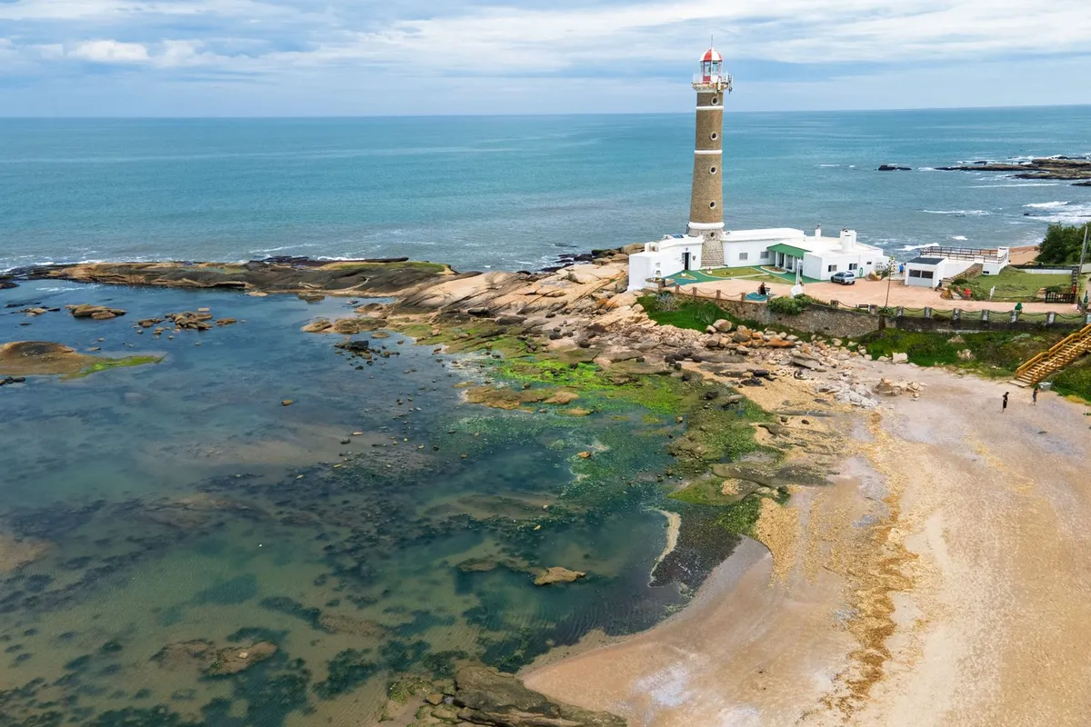 Farol de José Ignacio sobre as pedras, no litoral de Maldonado, Uruguai