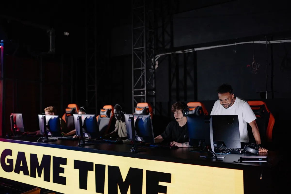 Jogadores disputam partida de e-sports em computadores; imagem ilustrativa.