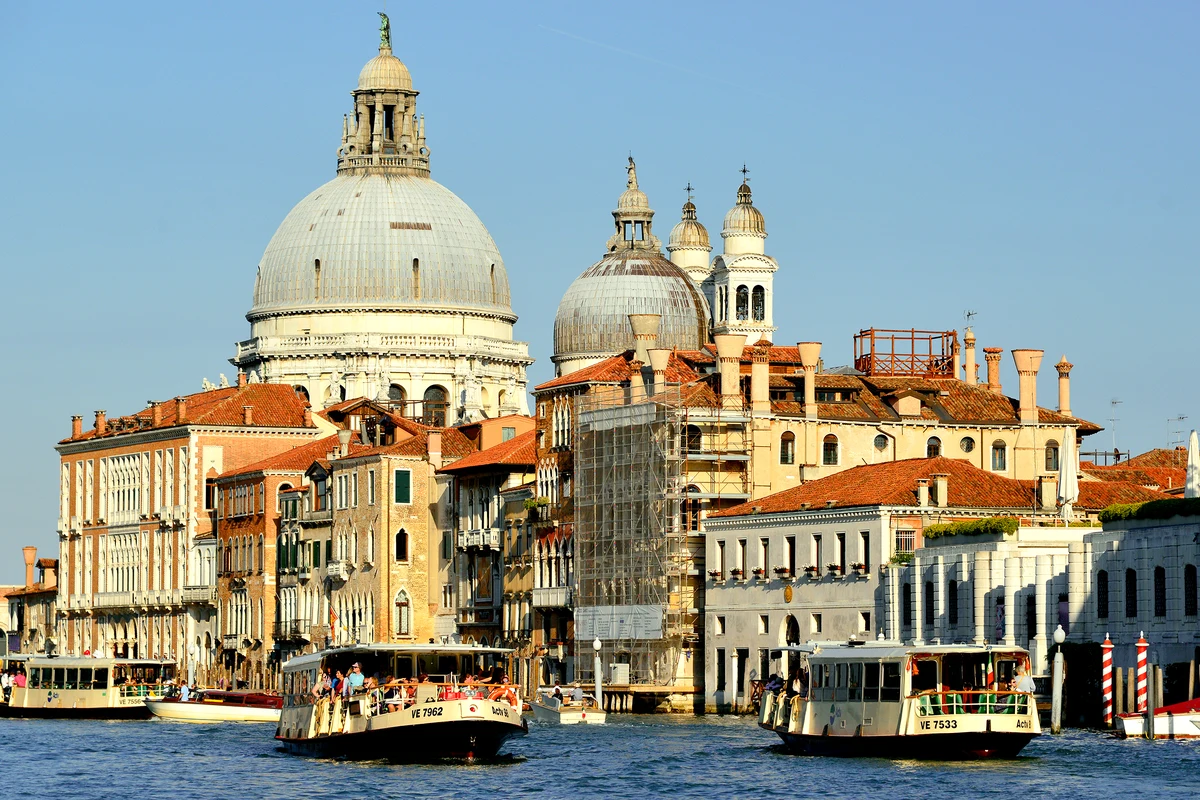 Vaporetti ACTV no Grande Canal, diante de Santa Maria della Salute, em Veneza