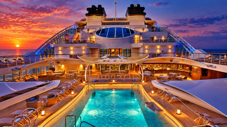 Deck de cruzeiro com piscina iluminada em uma composição de pôr do sol
