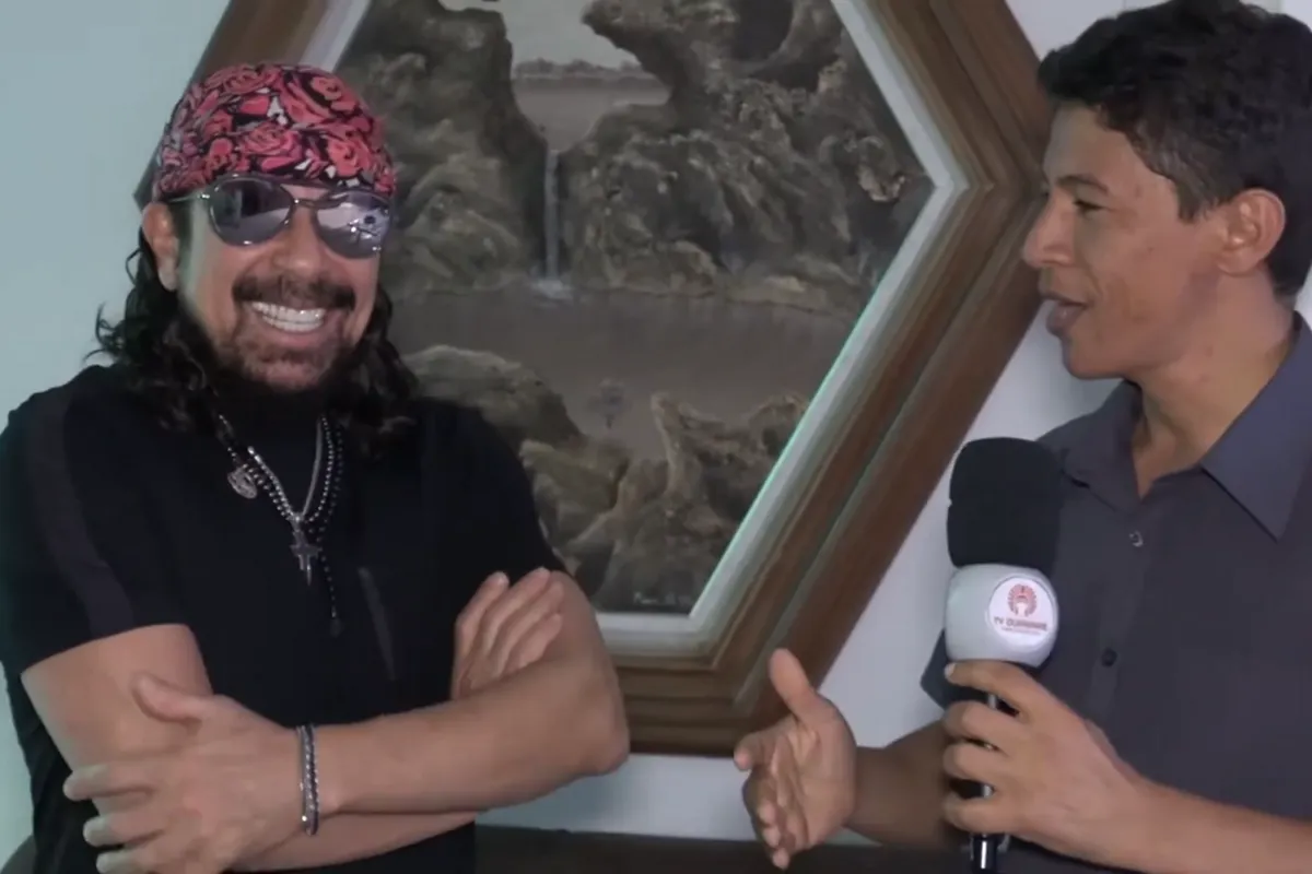 Bell Marques sorrindo durante entrevista, anfitrião do Vumbora Pro Mar