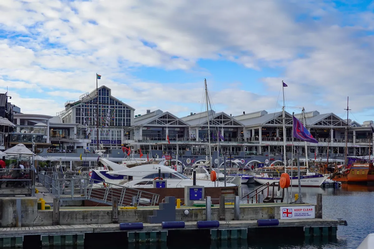 V&A Waterfront durante o dia, com porto e edifícios da Cidade do Cabo