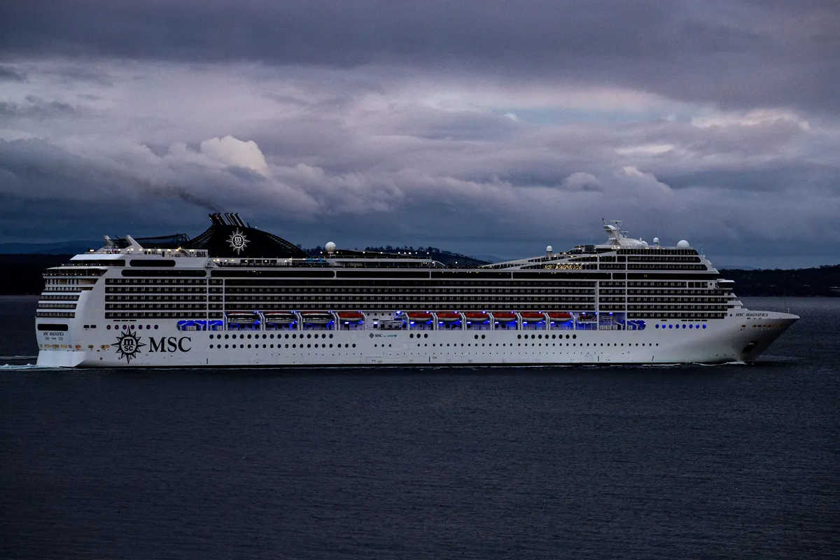 Navio da MSC navegando em mar aberto