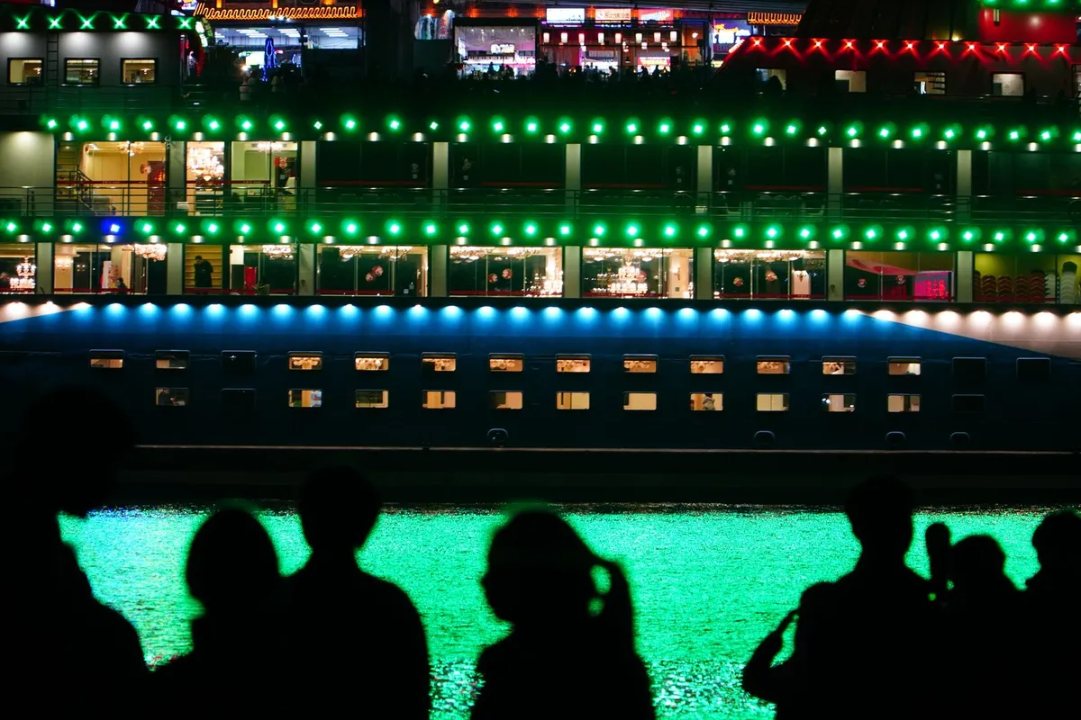 Navio de cruzeiro iluminado à noite no mar
