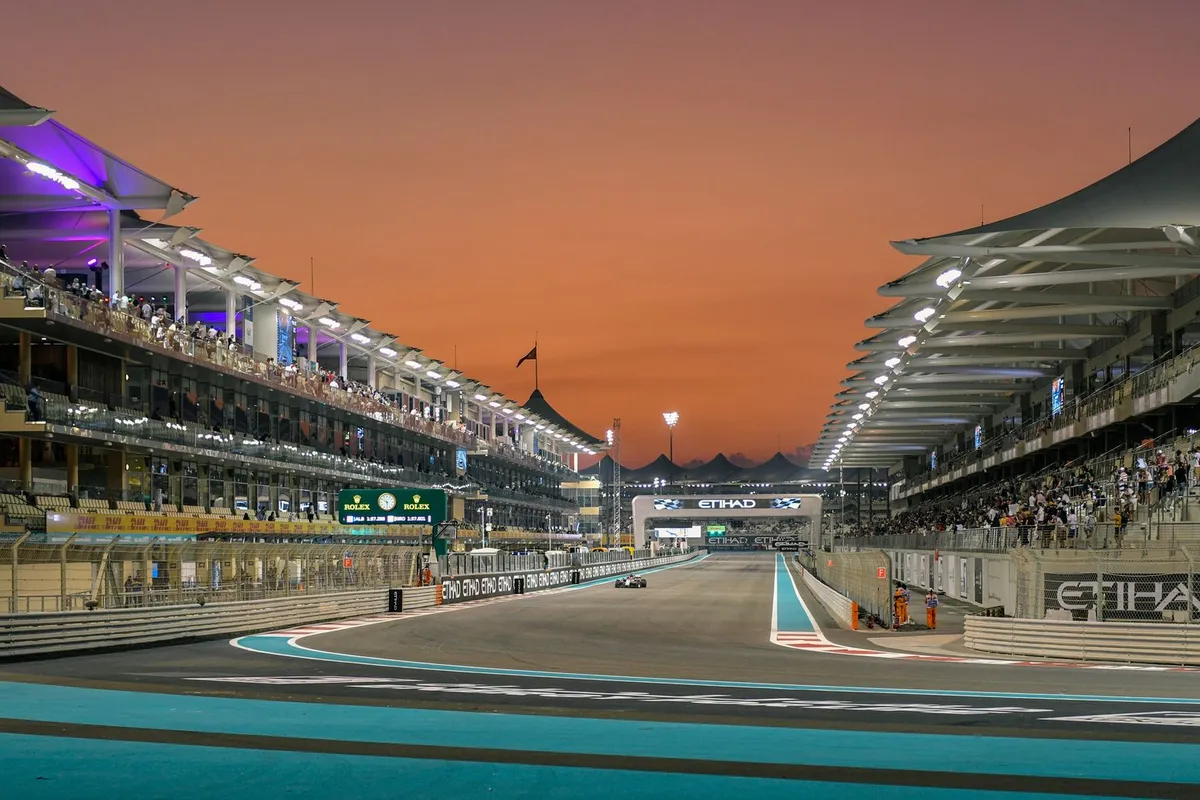 Pista do circuito de Yas Marina ao entardecer, em Abu Dhabi