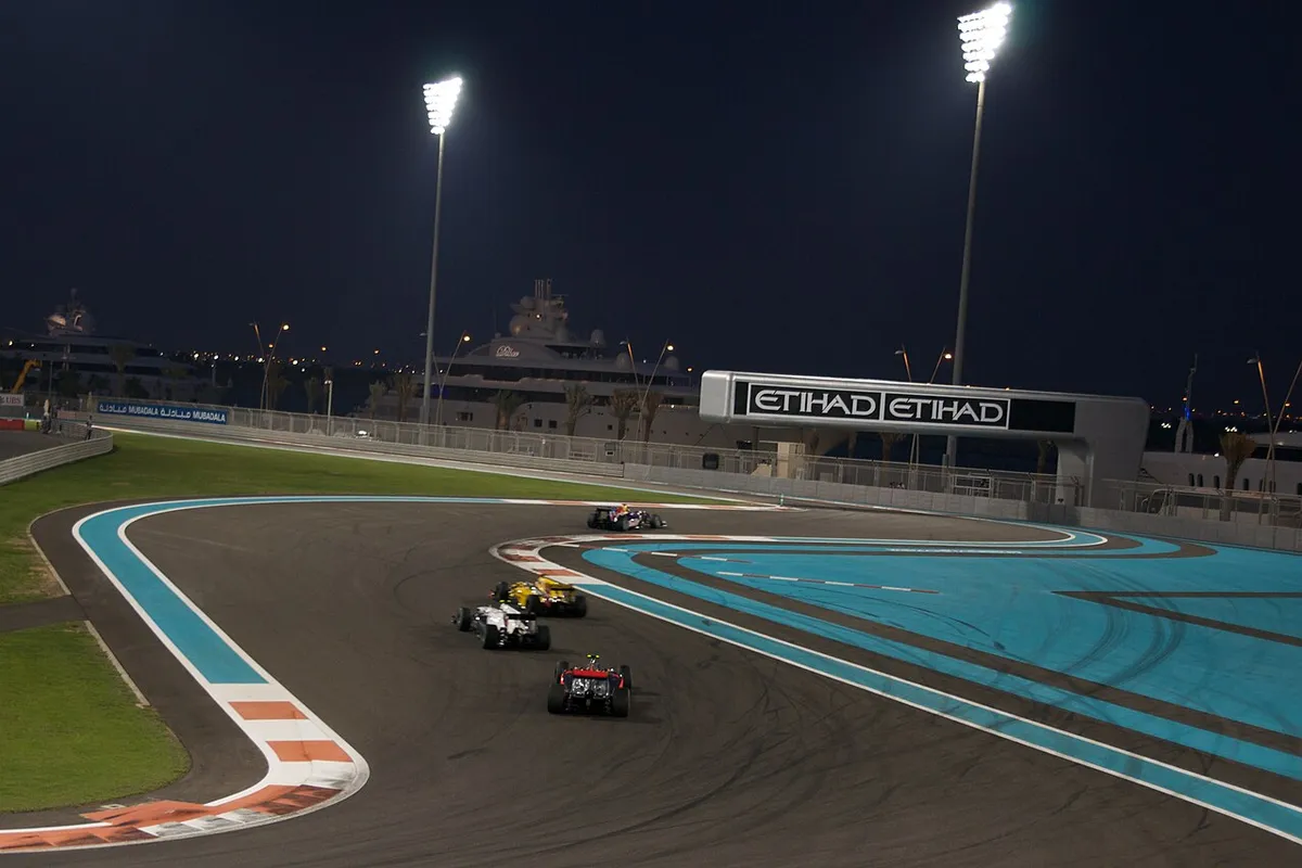 Circuito de Yas Marina iluminado à noite, com o hotel sobre a pista